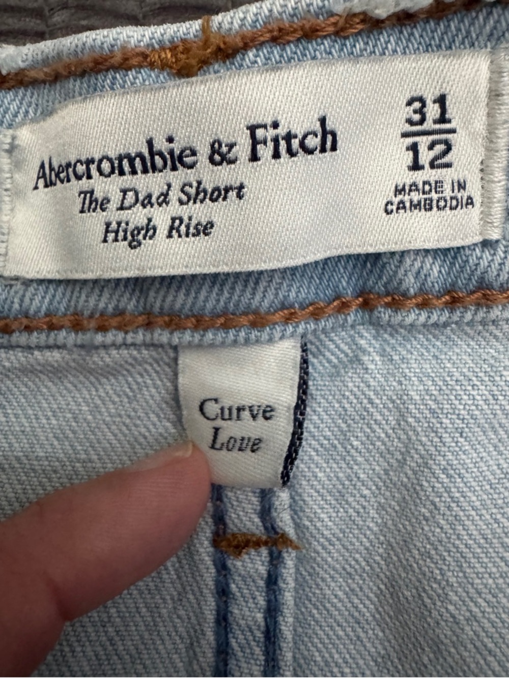 Abercrombie & Fitch Curve Love High Rise Dad Short in Light Wash - Picture 4 of 4